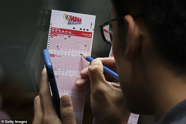 Lĩnh trọn 425 triệu USD độc đắc Mega Millions ngày đầu Năm mới