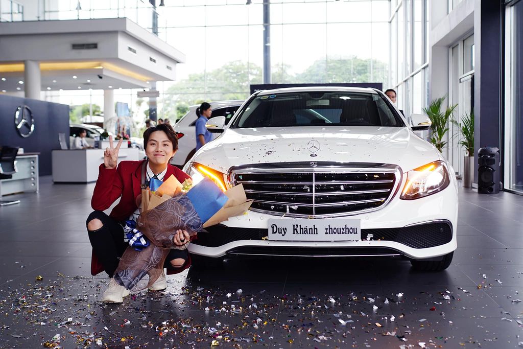 Duy Khánh Zhou Zhou tậu Mercedes-Benz E200 mừng sinh nhật tuổi 25