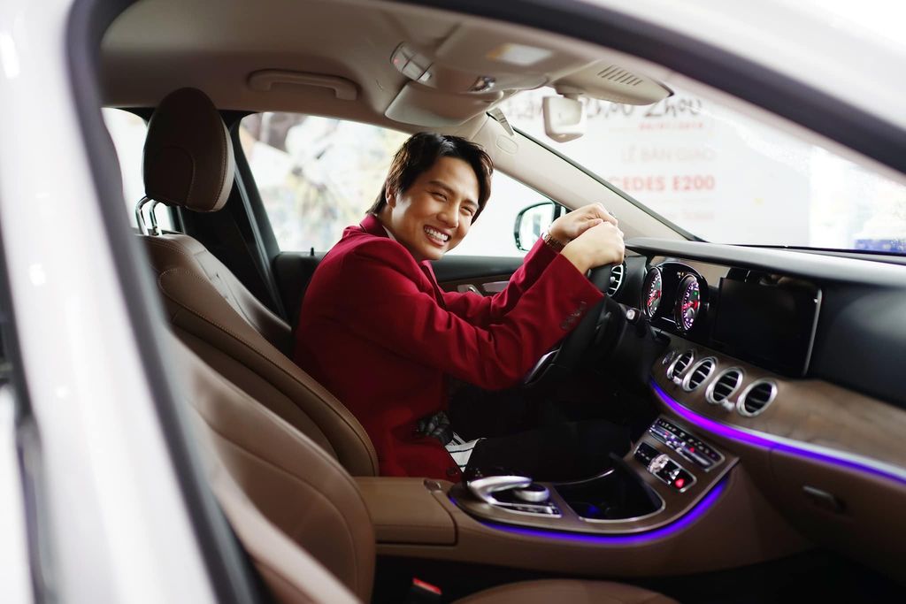 Duy Khánh tỏ rõ niềm vui, rạng rỡ với nụ cười khi ngồi sau vô-lăng của chiếc