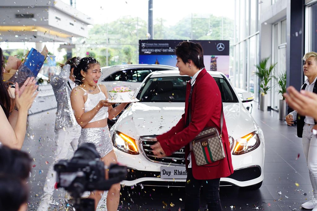 Duy Khánh Zhou Zhou tậu Mercedes-Benz E200 mừng sinh nhật tuổi 25