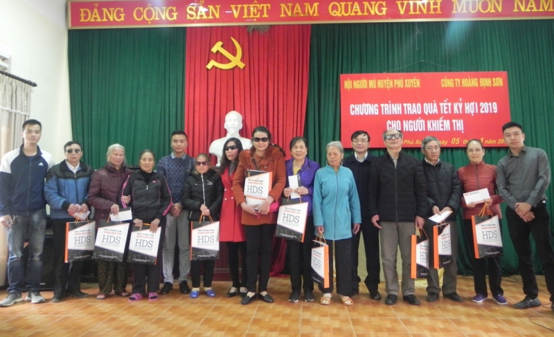 Đại diện Công ty CP Xây dựng Hoàng Định Sơn trao quà cho người khiếm thị cao tuổi huyện Phú Xuyên