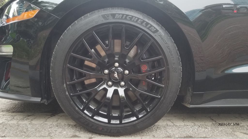 Bộ mâm đa chấu sơn đen bóng trùng màu với thân xe, đi kèm cặp lốp mỏng của Michelin