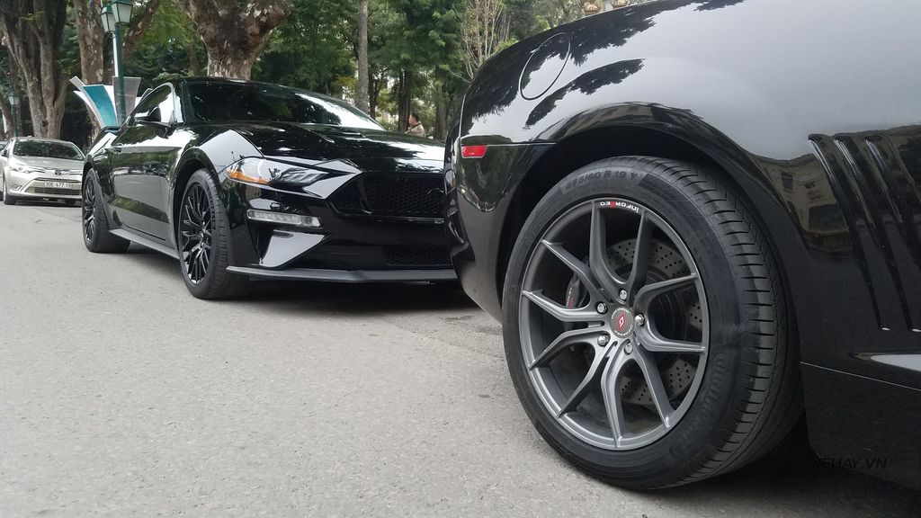 Bắt gặp bộ đôi “cơ bắp Mỹ” Camaro SS 2010 và Ford Mustang GT 5.0 Performance Package 2019 trên phố Hà Nội