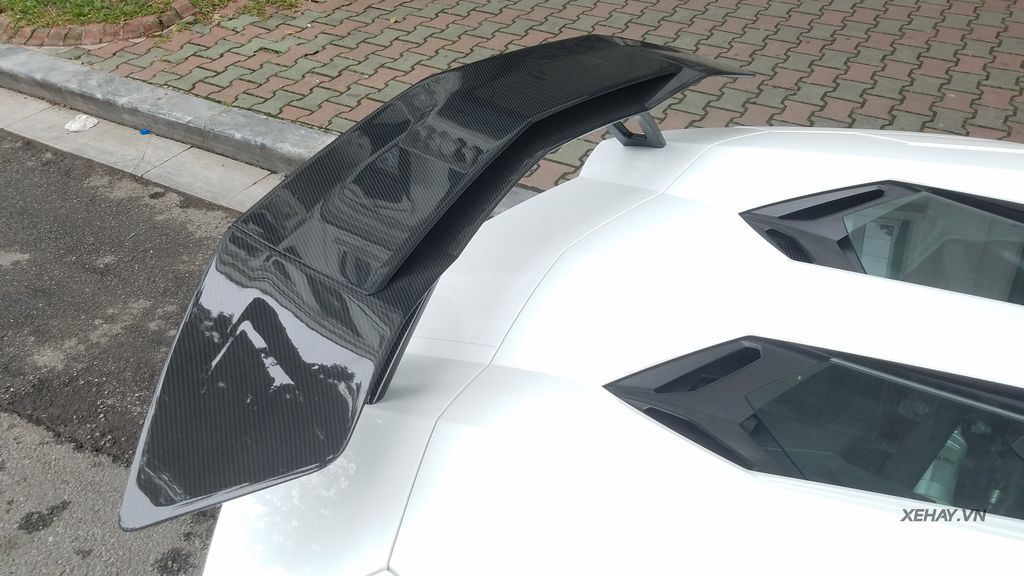 Bắt gặp “siêu bò” Lamborghini Aventador Roadster độ Novitec dạo phố Hà Nội