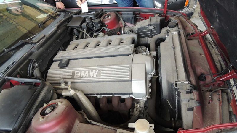 Dù bị phủi bụi nhưng động cơ của 11 chiếc BMW vẫn còn mới.