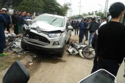 Hà Nội: Xe ô tô "điên" gây tai nạn liên hoàn, 2 vợ chồng đi xe máy tử vong