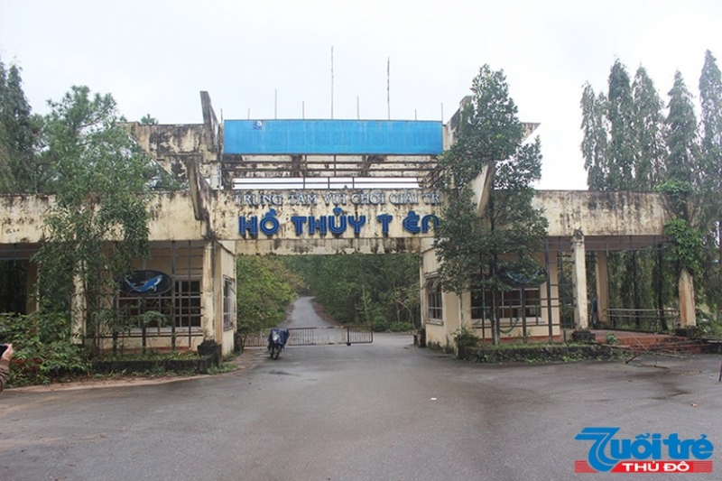 Công viên Hồ Thủy Tiên thuộc xã Thủy Bằng, thị xã Hương Thủy, cách TP Huế chừng 10 km về phía Tây Nam, nằm im lìm giữa đồi thông với ngổn ngang những công trình bỏ hoang; được xây từ năm 2000 đến tháng 6/2004 với số vốn hơn 70 tỷ đồng