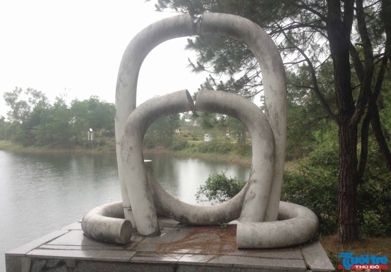 Khu vực xung quanh hồ Thủy Tiên có hàng chục tác phẩm điêu khắc tuyệt đẹp, nhưng vì không có người bảo quản nên nhiều tác phẩm nghệ thuật đã bị biến dạng, có tượng còn bị viết vẽ bậy làm mất thẩm mỹ