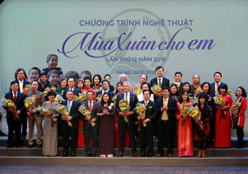 Bà Nguyễn Thị Hà – Thứ trưởng Bộ Lao động – Thương binh và Xã hội (áo tím, hàng đầu, thứ tư từ bên trái sang), ông Hoàng Văn Tiến – Giám đốc Quỹ Bảo trợ trẻ em Việt Nam và các nhà tài trợ trao tài trợ tại chương trình