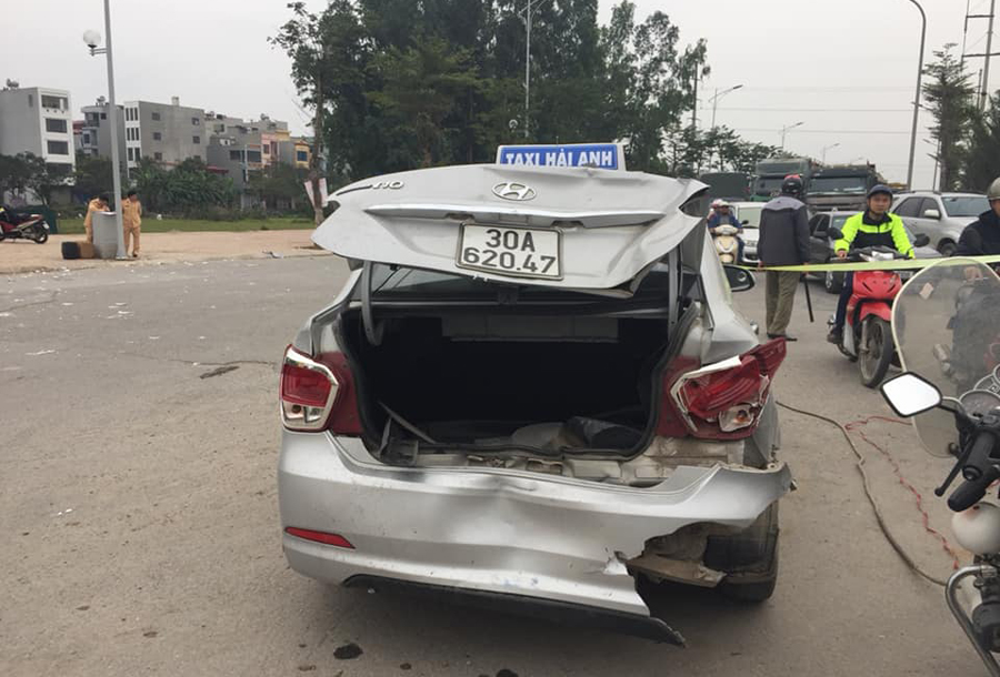 Xe ô tô Ford 5 chỗ đâm vào đuôi xe tadxi sau đó đâm tiếp vào nhiều xe máy