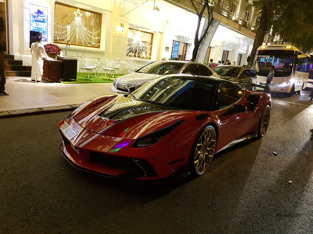 Phần đầu xe do hãng độ Mansory đảm nhiệm việc “tu bổ”
