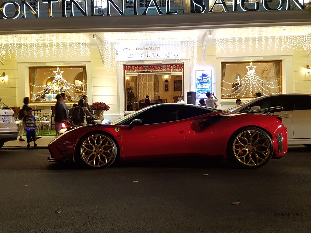 Thân xe với thiết kế mềm mại và uyển chuyển đậm chất Ferrari