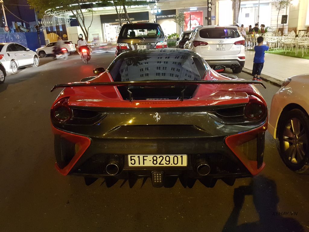 Gặp Ferrari 488 GTB độ Mansory hầm hố nhất Việt Nam