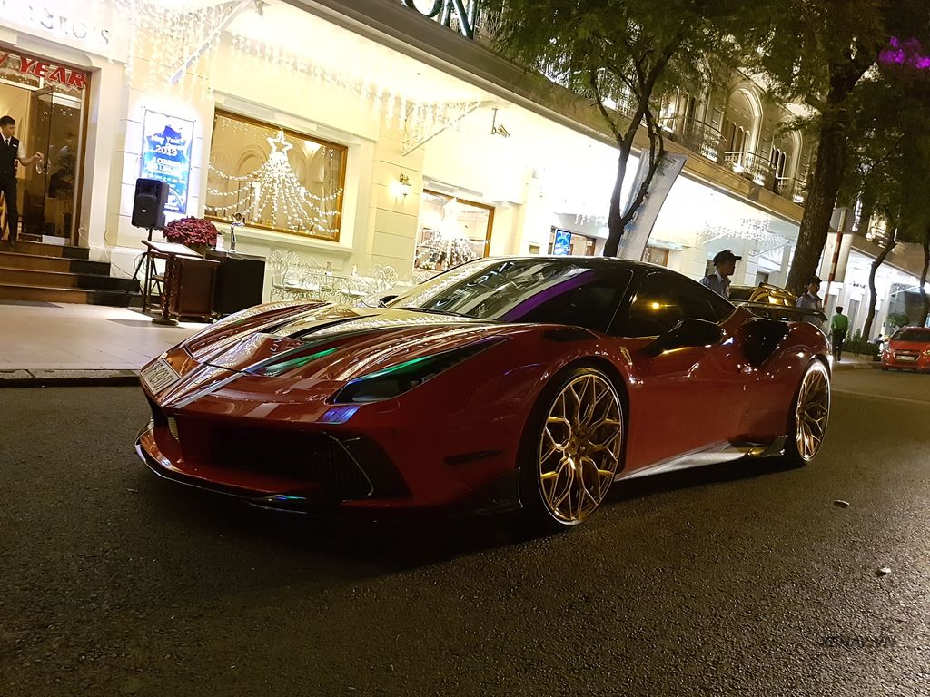 Gặp Ferrari 488 GTB độ Mansory hầm hố nhất Việt Nam