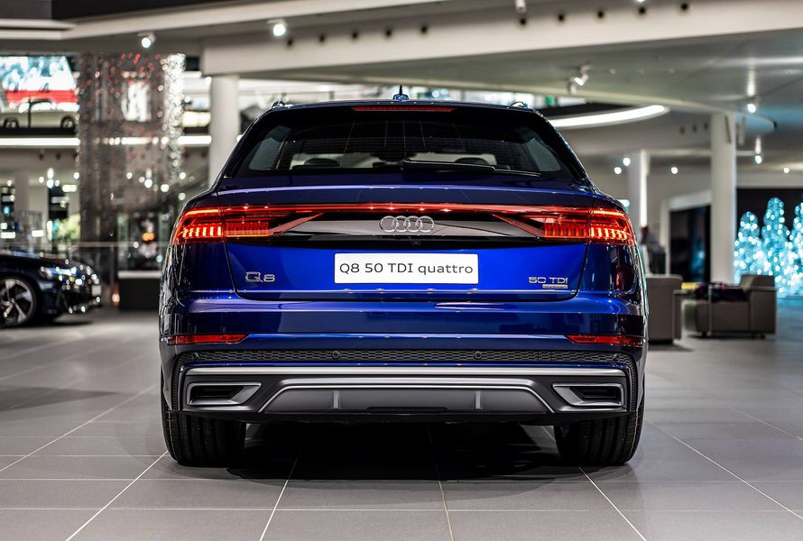 Audi Q8 Navarra Blue sang trọng hơn với khoang cabin tùy chỉnh