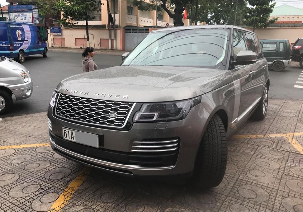Doanh nhân Bình Dương là người đầu tiên nhận Range Rover Autobiography 2018 trị giá 12 tỷ đồng