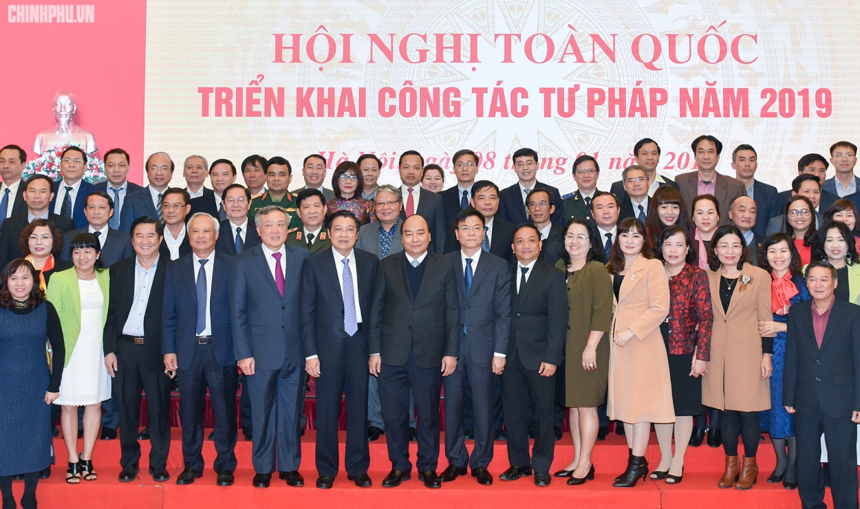Thủ tướng Nguyễn Xuân Phúc cùng các đại biểu tham dự hội nghị chụp ảnh lưu niệm.