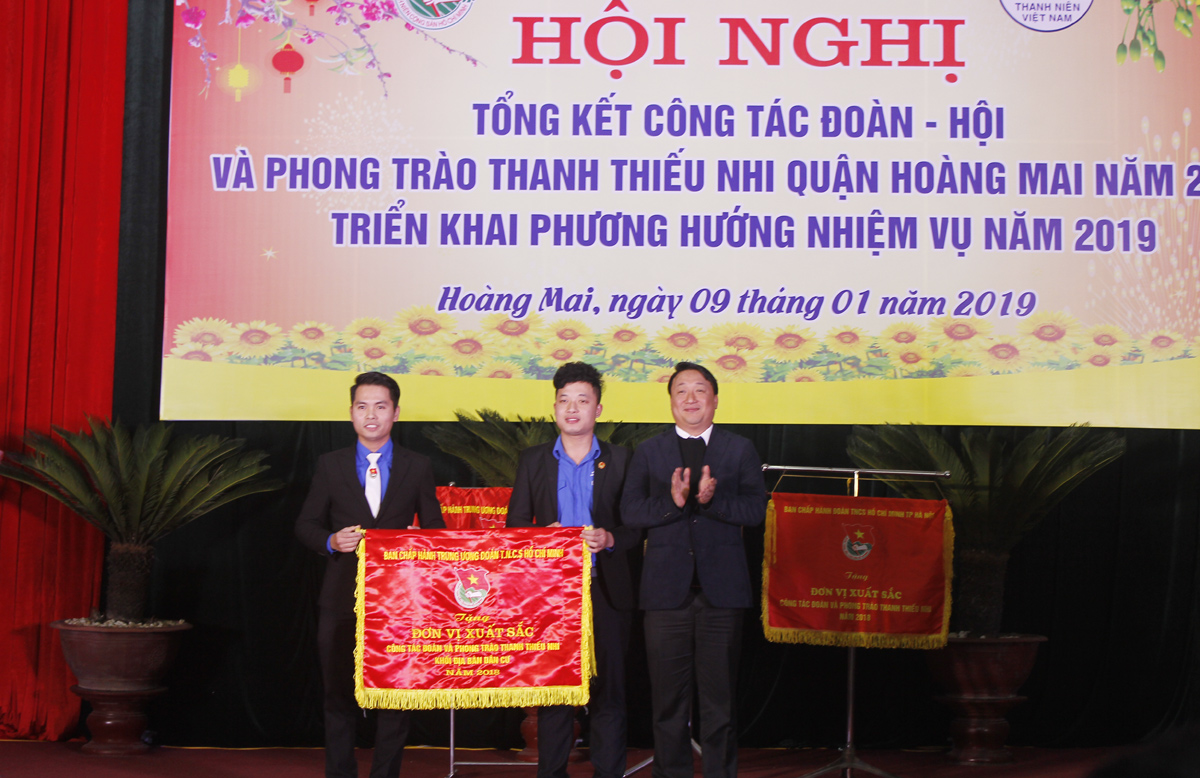 Đoàn phường Thanh Trì nhận cờ 3 năm liền đạt thành tích thi đua xuất sắc của Trung ương Đoàn