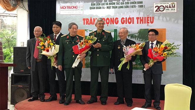 Ban liên lạc CCB Quân đoàn 14 Mặt trận Lạng Sơn tặng hoa cho nhóm tác giả của cuốn sách