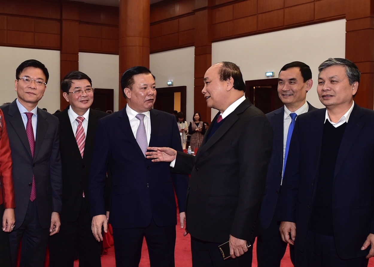 Thủ tướng Nguyễn Xuân Phúc trao đổi cùng Bộ trường Tài chính Đinh Tiến Dũng và các đại biểu.
