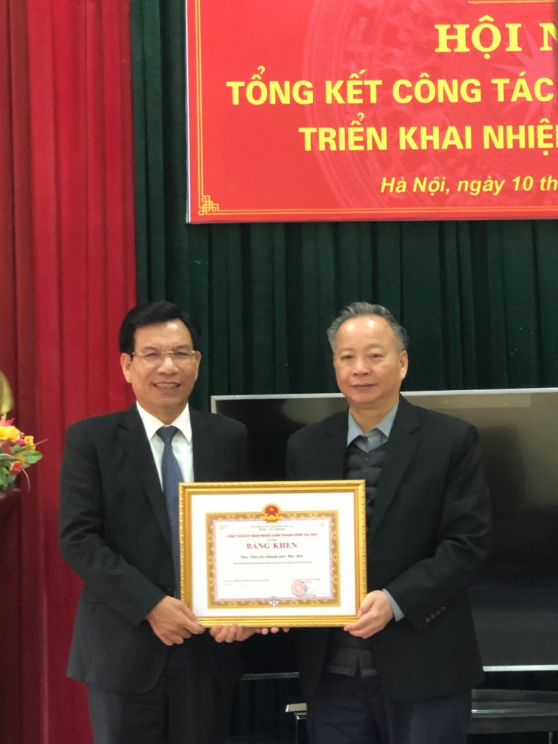 Đồng chí Nguyễn Văn Sửu tặng Bằng khen cho Ban Dân tộc TP Hà Nội
