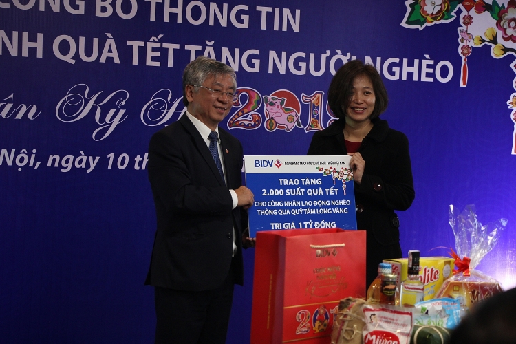 Ông Trần Xuân Hoàng - Phó Tổng giám đốc, Chủ tịch Công đoàn BIDV trao tặng 1 tỷ đồng cho quỹ Tấm lòng vàng của Tổng liên đoàn Lao động Việt Nam.