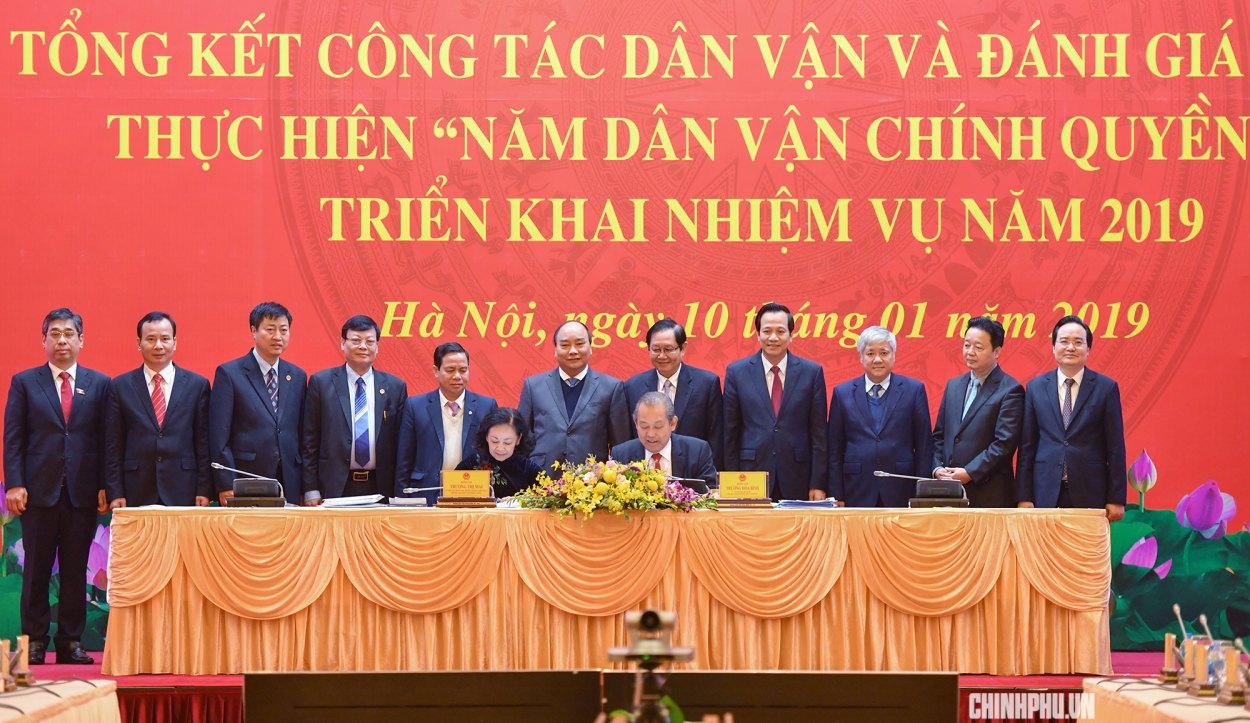 Phó Thủ tướng Trương Hòa Bình và Trưởng Ban Dân vận TƯ Trương Thị Mai ký kết kế hoạch phối hợp thực hiện Năm dân vận chính quyền 2019 giữa Ban Cán sự Đảng Chính phủ và Ban Dân vận TƯ.