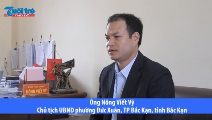 Ông Nông Viết Vỹ - Chủ tịch UBND phường Đức Xuân trao đổi thông tin với PV