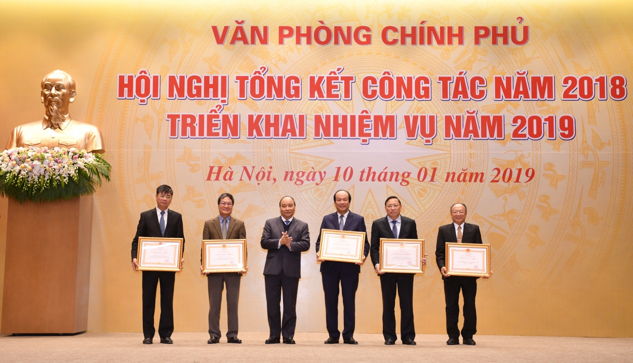 Thay mặt lãnh đạo Đảng, Nhà nước, Thủ tướng Nguyễn Xuân Phúc trao Huân chương Lao động cho các cá nhân có thành tích xuất sắc.