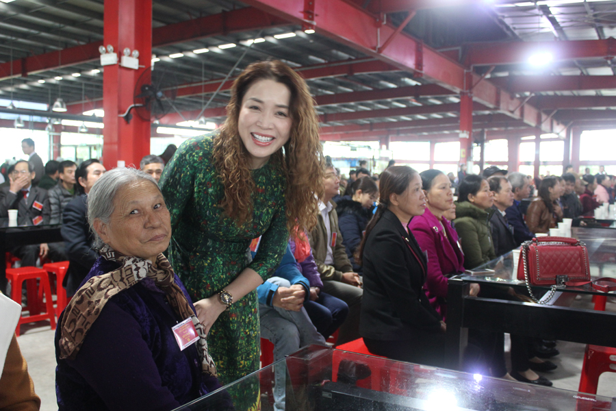 Ông Nguyễn Tiến Phương - Chủ tịch HĐQT, Tổng Giám đốc và bà Nguyễn Thị Hương Giang - Phó Tổng Giám đốc thăm hỏi các bậc phụ huynh của người lao động