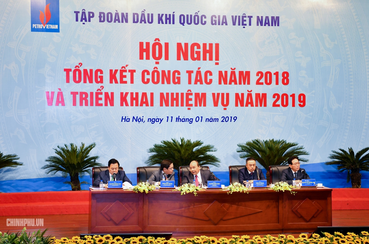 Thủ tướng cùng các đại biểu tại Hội nghị tổng kết công tác năm 2018 và triển khai nhiệm vụ năm 2019 của Tập đoàn Dầu khí Quốc gia Việt Nam.