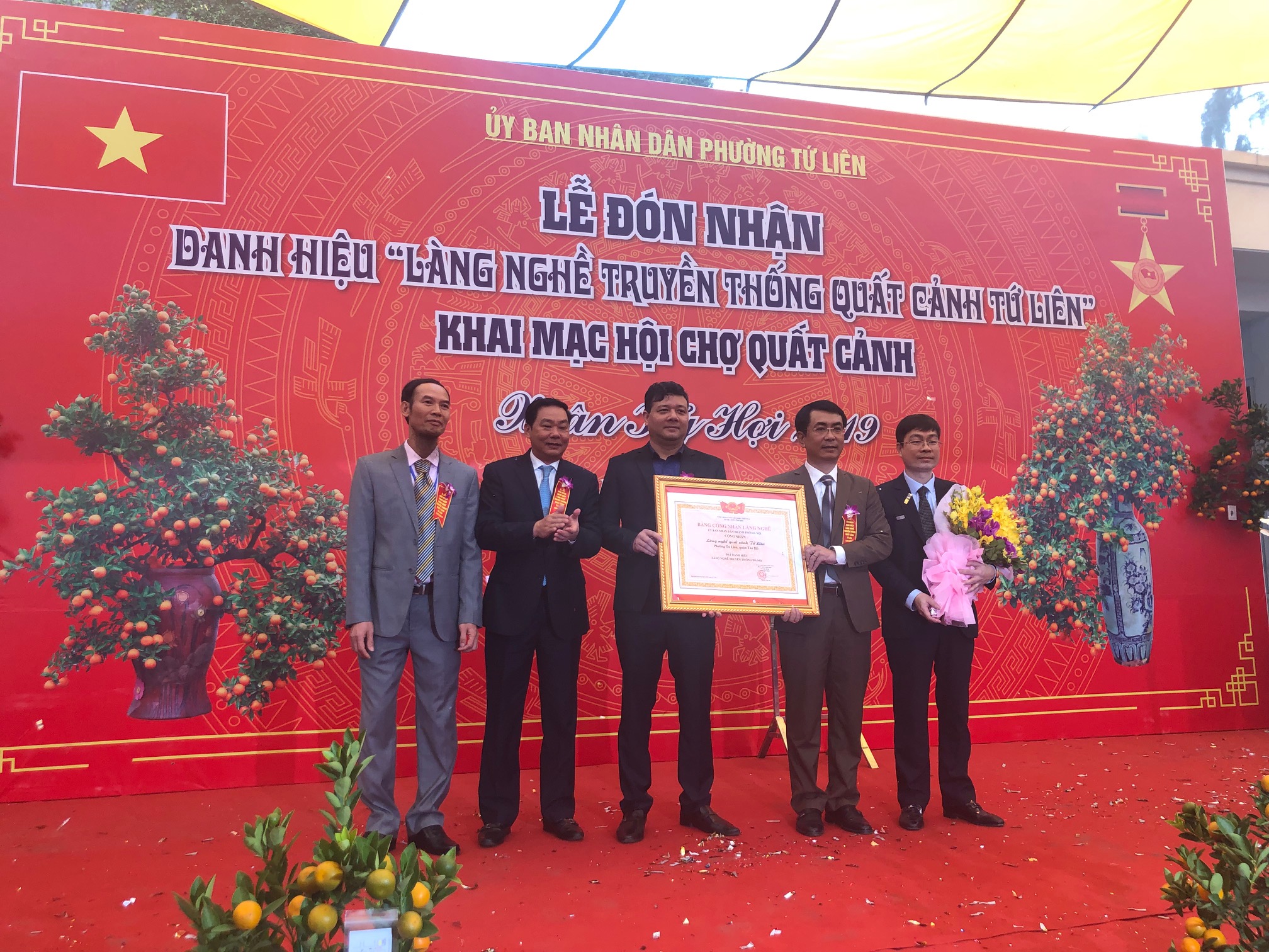Làng nghề quất cảnh Tứ Liên nhận danh hiệu làng nghề truyền thống