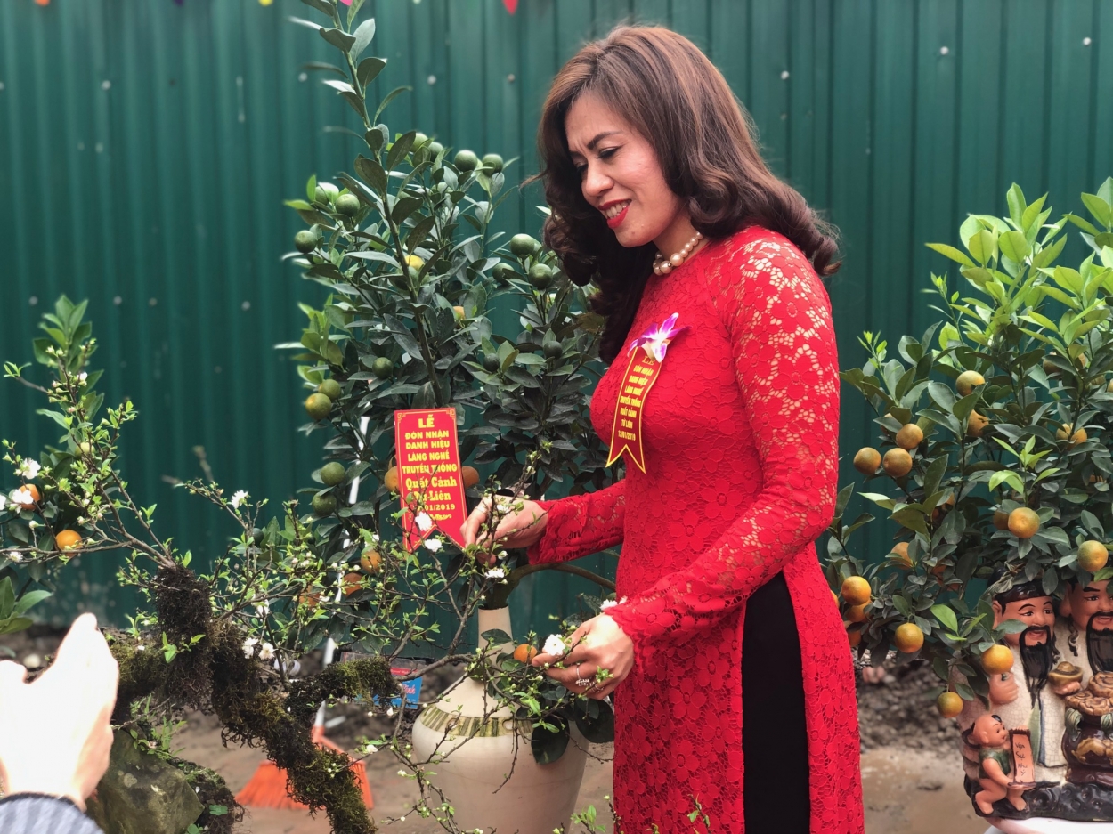 Người dân đến tham quan, chụp ảnh
