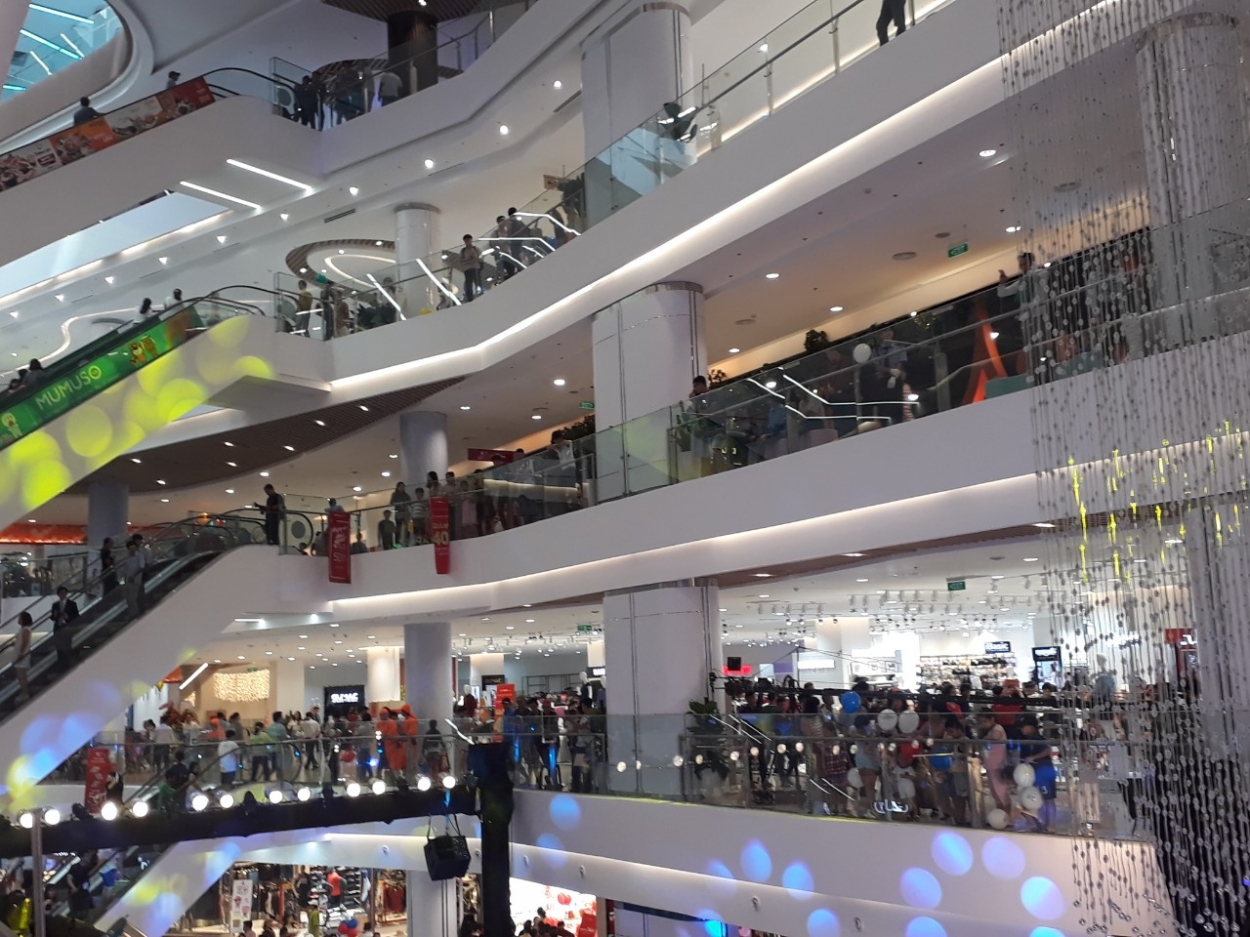 Trong ngày khai trương Gigamall, rất đông khách hàng đến làm thẻ thành viên và mua sắm, vui chơi.