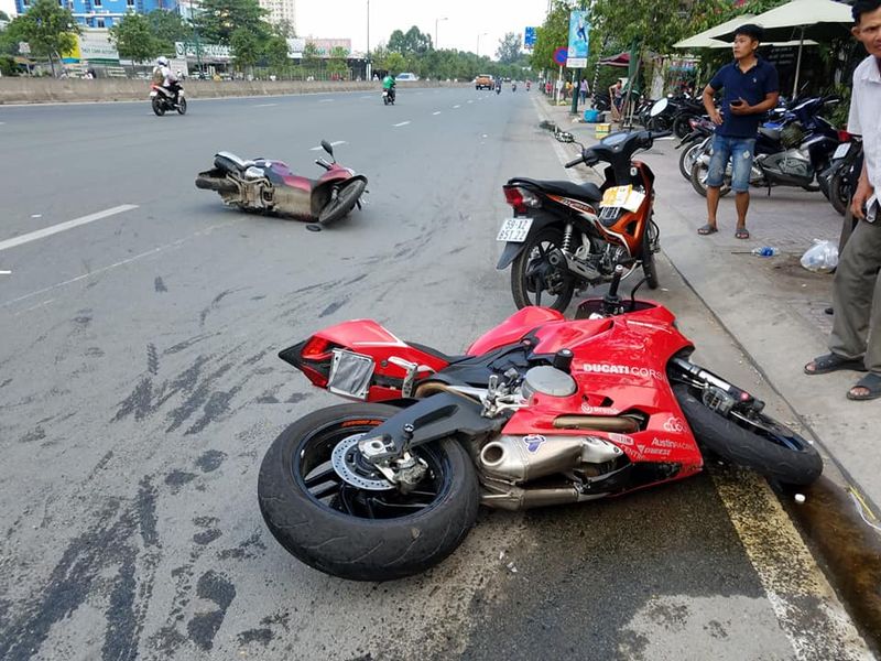 Ducati 899 Panigale mất lái, lao thẳng vào Honda SH Mode tại Sài Gòn