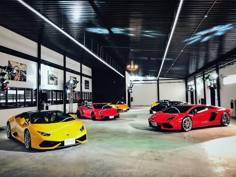 Ngoài Aventador SVJ, sự kiện còn có sự góp mặt của những siêu xe Lamborghini bóng bẩy khác.