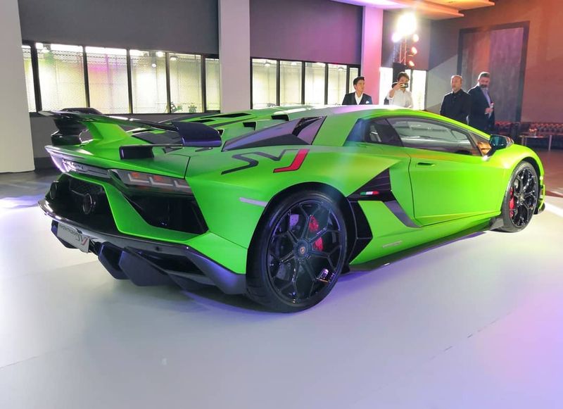 Aventador SVJ được Lamborghini tinh chỉnh lại khối động cơ, tạo ra công suất tối đa 770 mã lực, cao hơn 70 mã lực so với bản tiêu chuẩn.