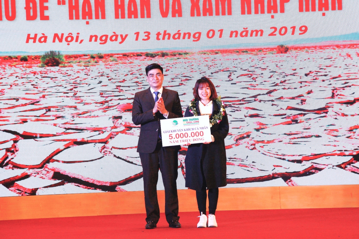 Ông Nguyễn Hùng Thắng – Tổng thư ký tòa soạn, Tạp chí Môi trường và Cuộc sống trao giải khuyến khích cá nhân