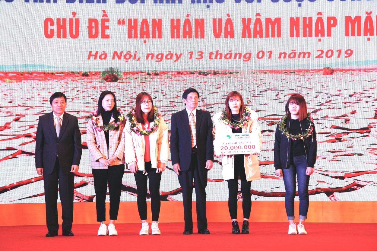 GS. TS Mai Trọng Nhuận – Nguyên Giám đốc Đại học Quốc gia Hà Nội, ông Nguyễn Xuân Lai – Phó Chủ tịch Hội, kiêm Tổng thư ký Hội Nước sạch và Môi trường Việt Nam trao giải cho nhóm sinh viên đạt giải Nhì tập thể