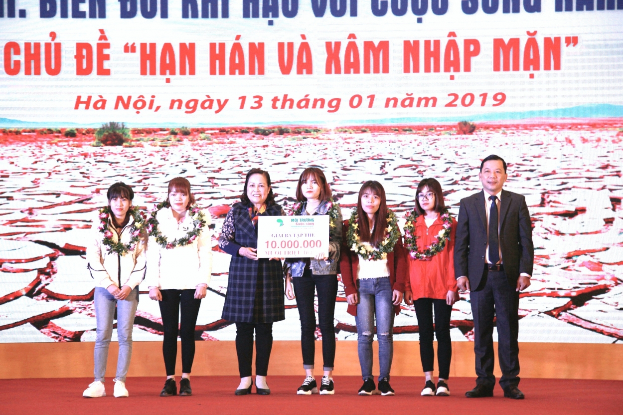 Ông Trương Đức Trí – Phó Cục trưởng Cục Biến đổi khí hậu, Bộ Tài nguyên và Môi trường, Bà Phạm Thị Xuân – Chánh văn phòng Trung ương Hội nước sạch và Môi trường Việt Nam trao giải Ba tập thể