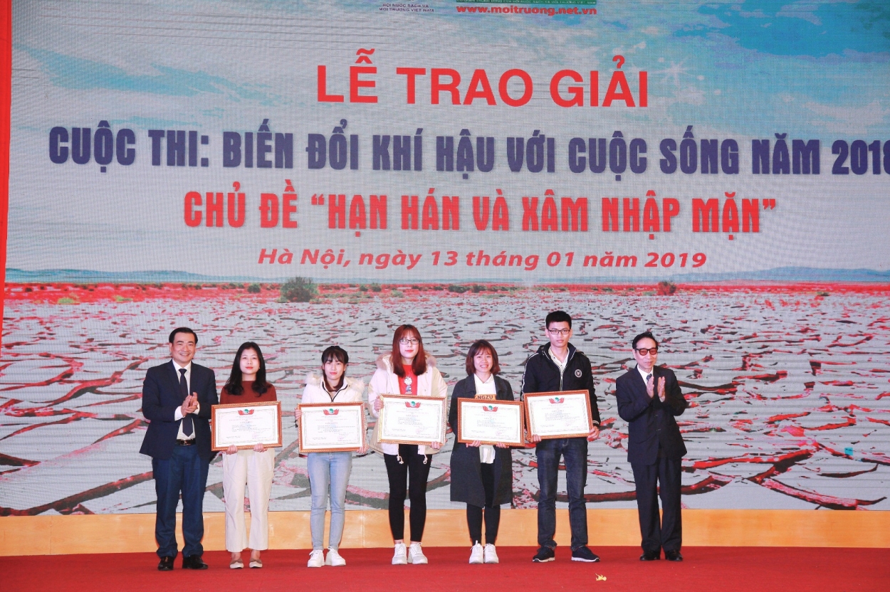 Ông Hồ Ngọc Hải – Chủ tịch Hội Nước sạch và Môi trường Việt Nam, ông Nguyễn Văn Toàn – Tổng biên tập Tạp chí Môi trường và Cuộc sống trao giấy khen cho Top 5 tác phẩm xuất sắc vào vòng chung kết Cuộc thi “Biến đổi khí hậu với cuộc sống”