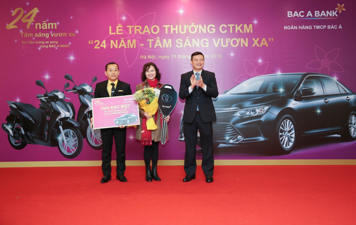 Chị Đới Thị Thu An - khách hàng trúng giải Đặc biệt của chương trình trị giá 1 xe Camry tương đương 1 tỷ đồng chia sẻ rất tin tưởng vào dịch vụ và con người của BAC A BANK