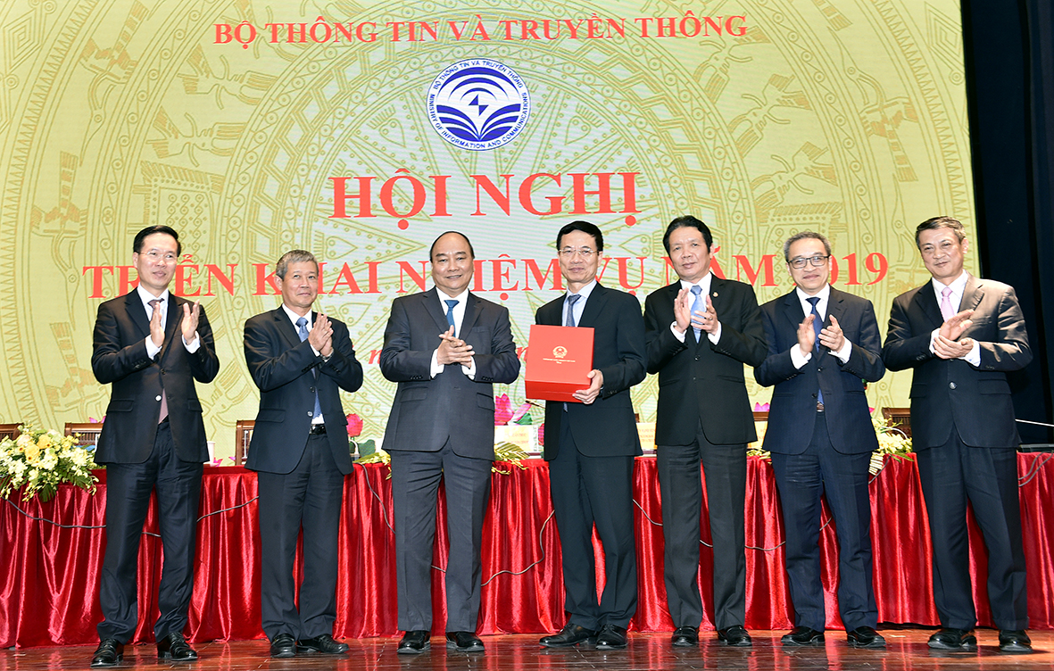 Thủ tướng Nguyễn Xuân Phúc trao quà lưu niệm tặng Bộ Thông tin và Truyền thông.