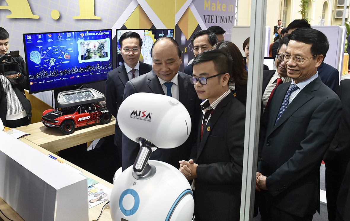 Thủ tướng Nguyễn Xuân Phúc tham quan triển lãm công nghệ số bên lễ hội nghị.