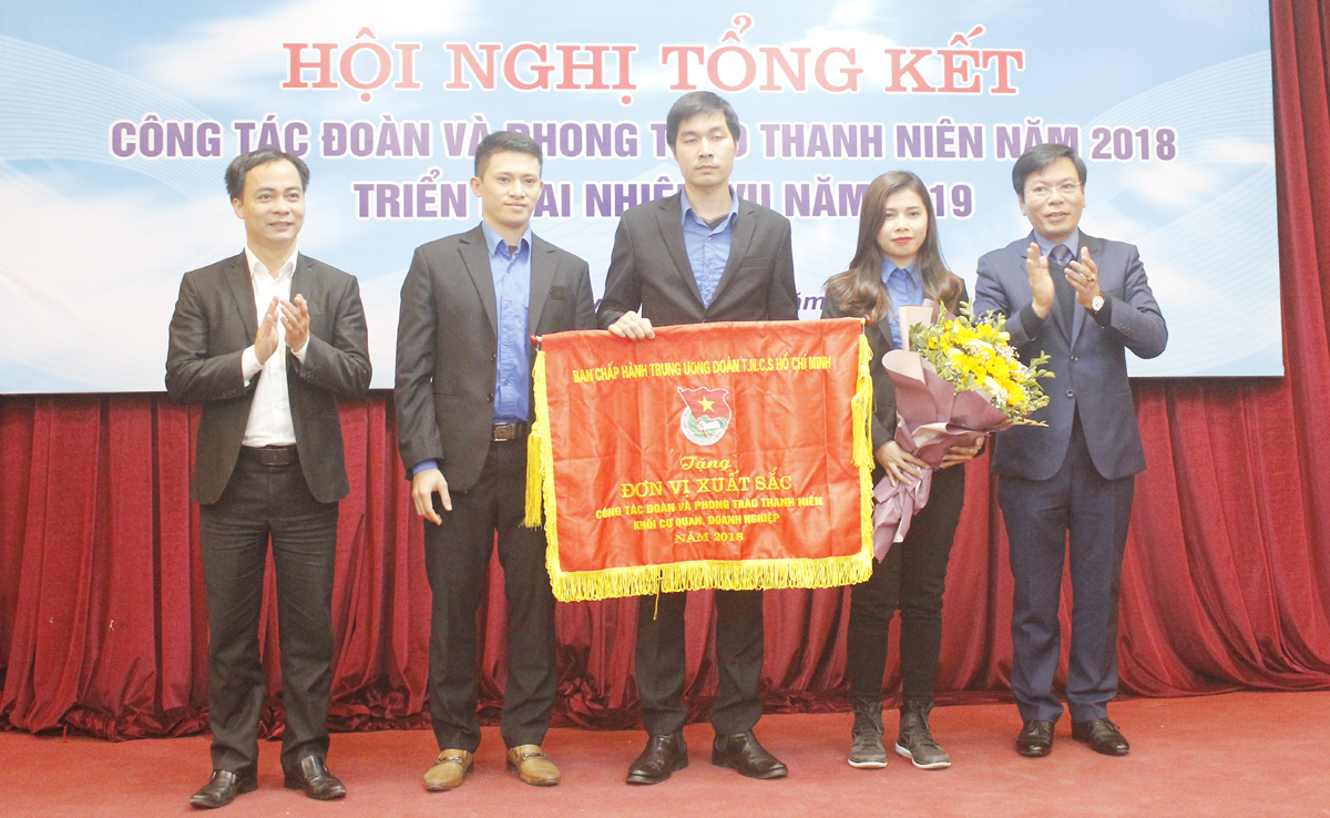 Cơ sở Đoàn thuộc EVN HANOI nhận cờ thi đua xuất sắc do Trung ương Đoàn trao tặng