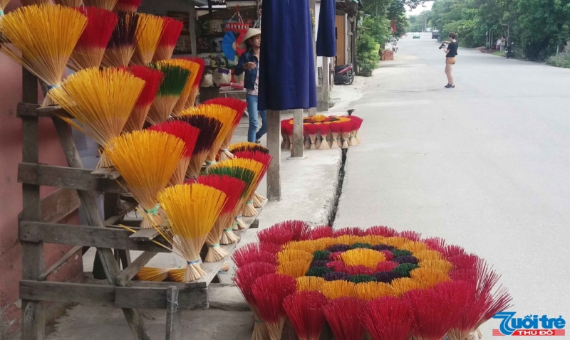 Những bó hương rực rỡ sắc màu được bày bán bên đường