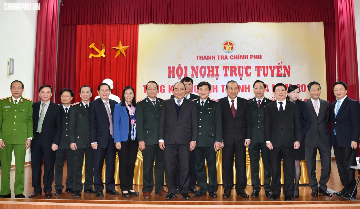 Thủ tướng Nguyễn Xuân Phúc, Phó Thủ tướng thường trực Trương Hòa Bình chụp ảnh lưu niệm cùng các đại biểu tại hội nghị.