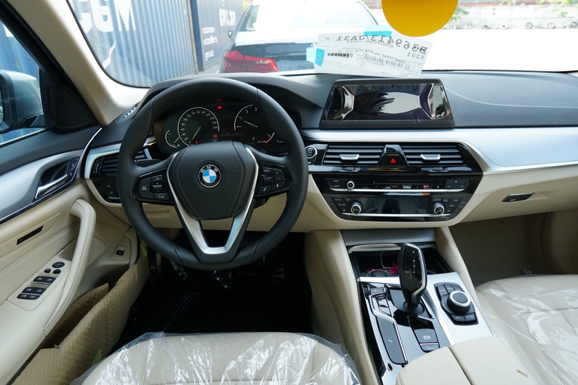 Bên trong BMW 520i: ốp nội thất kim loại màu Oxide Silver; màn hình giải trí trung tâm thiết kế nổi; vô lăng, cụm kết nối iDrive và cụm cần số cũng được làm mới tương tự như BMW Series 7.