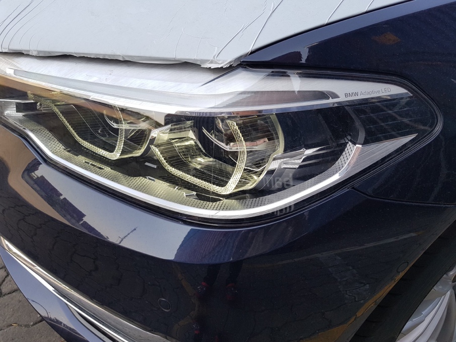 Đèn pha LED được trang bị tiêu chuẩn với thiết kế sắc sảo làm cho BMW Series 5 thế hệ mới trở nên hấp dẫn hơn. Bên cạnh đó, hệ thống đèn pha thông minh Adaptive LED có thể thay đổi đồ họa ánh sáng trong phạm vi lên đến 500 mét, được trang bị tiêu chuẩn trên mẫu BMW 530i.
