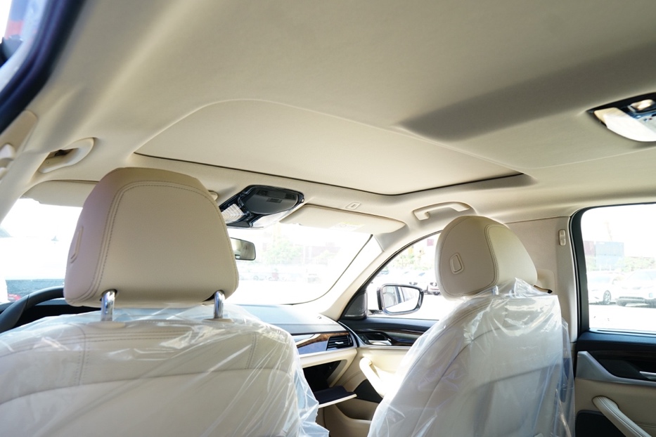 BMW 530i được trang bị cửa sổ trời chỉnh điện, cung cấp ánh sáng tự nhiên cho khoang xe. Ghế ngồi bọc da Dakota cao cấp với 2 chế độ nhớ ghế.
